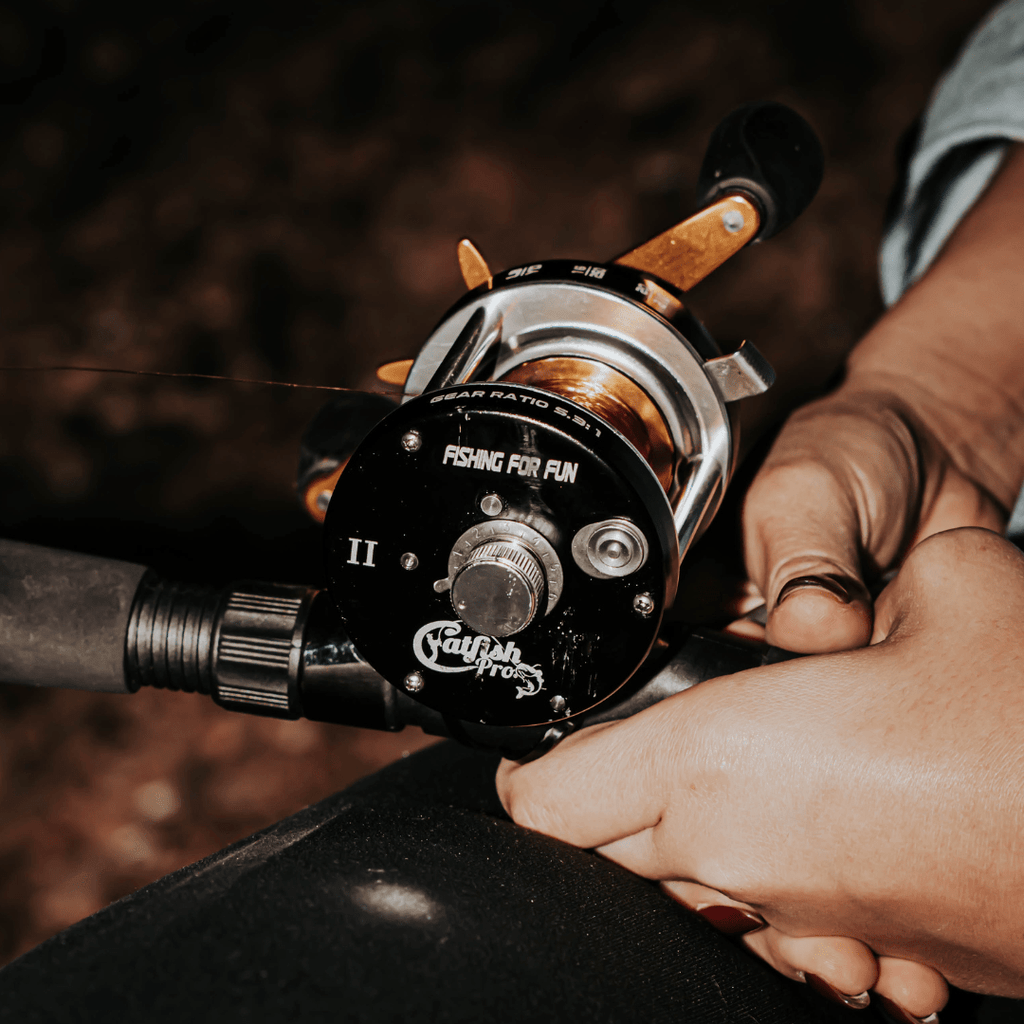 Catfish Pro Round Baitcaster Reel - Right