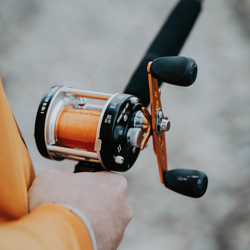 Catfish Pro Round Baitcaster Reel - Right